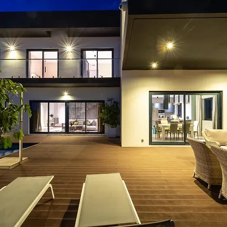 Villa Luxury Near Marbella With Heated Pool & Sauna, 5 Min Walk To