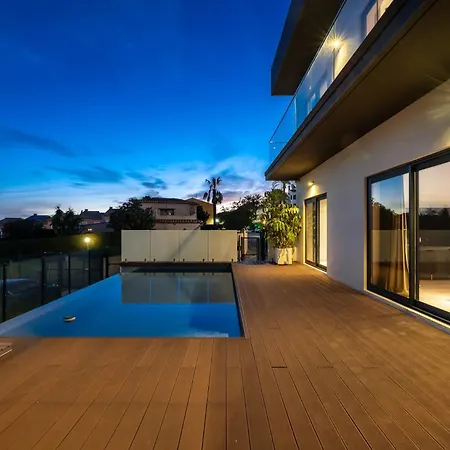 Luxury Near Marbella With Heated Pool & Sauna, 5 Min Walk To