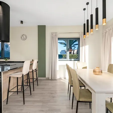 Luxury Near Marbella With Heated Pool & Sauna, 5 Min Walk To Villa