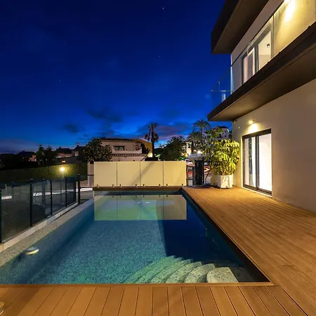 Luxury Near Marbella With Heated Pool & Sauna, 5 Min Walk To Villa