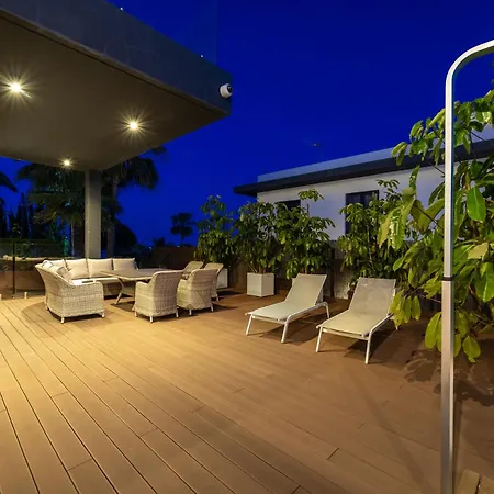 Villa Luxury Near Marbella With Heated Pool & Sauna, 5 Min Walk To