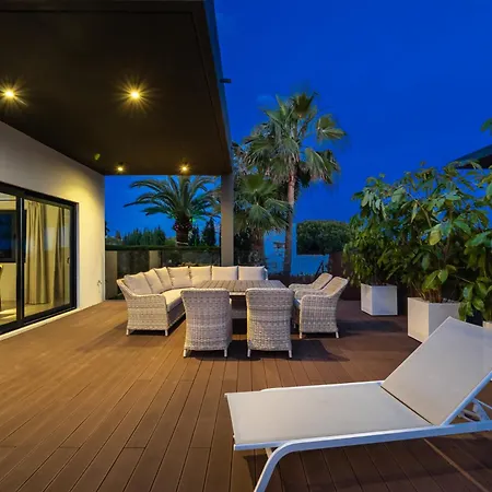 Villa Luxury Near Marbella With Heated Pool & Sauna, 5 Min Walk To *