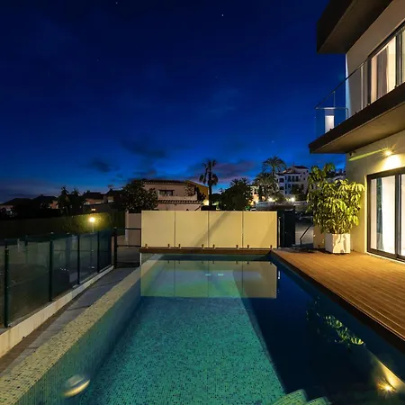 Luxury Near Marbella With Heated Pool & Sauna, 5 Min Walk To Villa