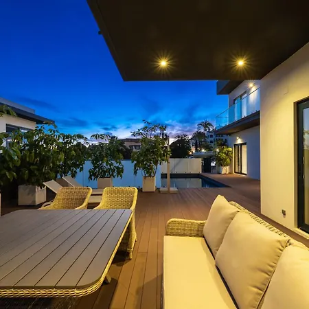 Luxury Near Marbella With Heated Pool & Sauna, 5 Min Walk To