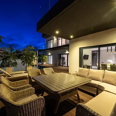 Luxury Near Marbella With Heated Pool & Sauna, 5 Min Walk To Villa