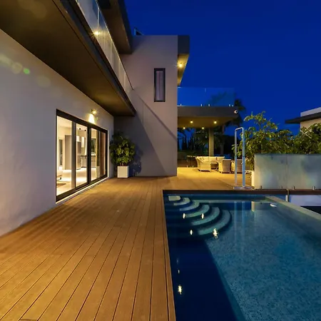 Luxury Near Marbella With Heated Pool & Sauna, 5 Min Walk To Villa *