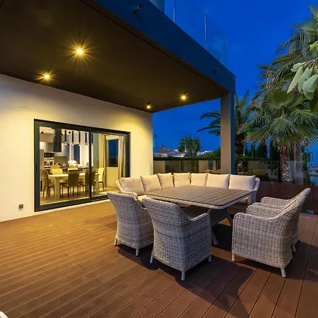 Villa Luxury Near Marbella With Heated Pool & Sauna, 5 Min Walk To *
