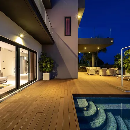 Luxury Near Marbella With Heated Pool & Sauna, 5 Min Walk To