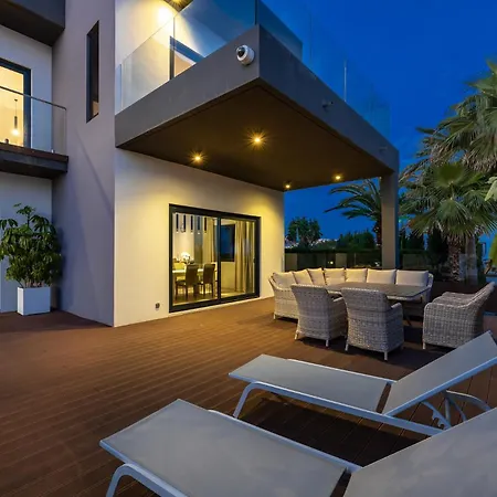 Luxury Near Marbella With Heated Pool & Sauna, 5 Min Walk To Villa *